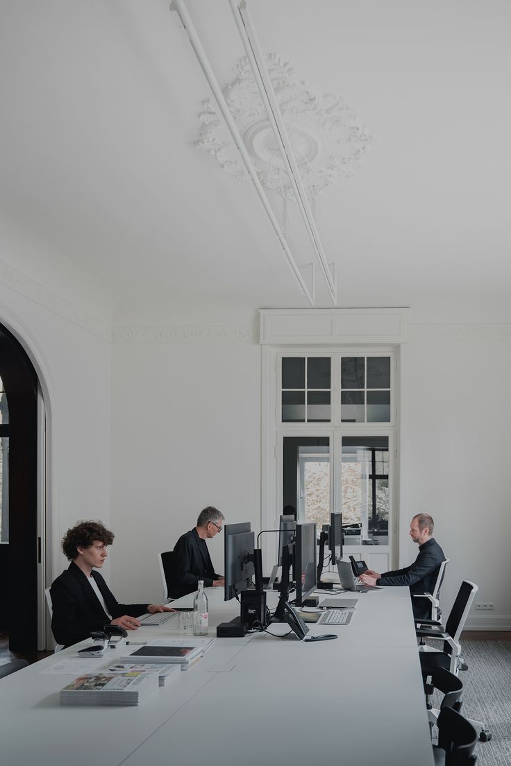 Bureau parisien — cabinet haussmannien à Neuilly-sur-Seine