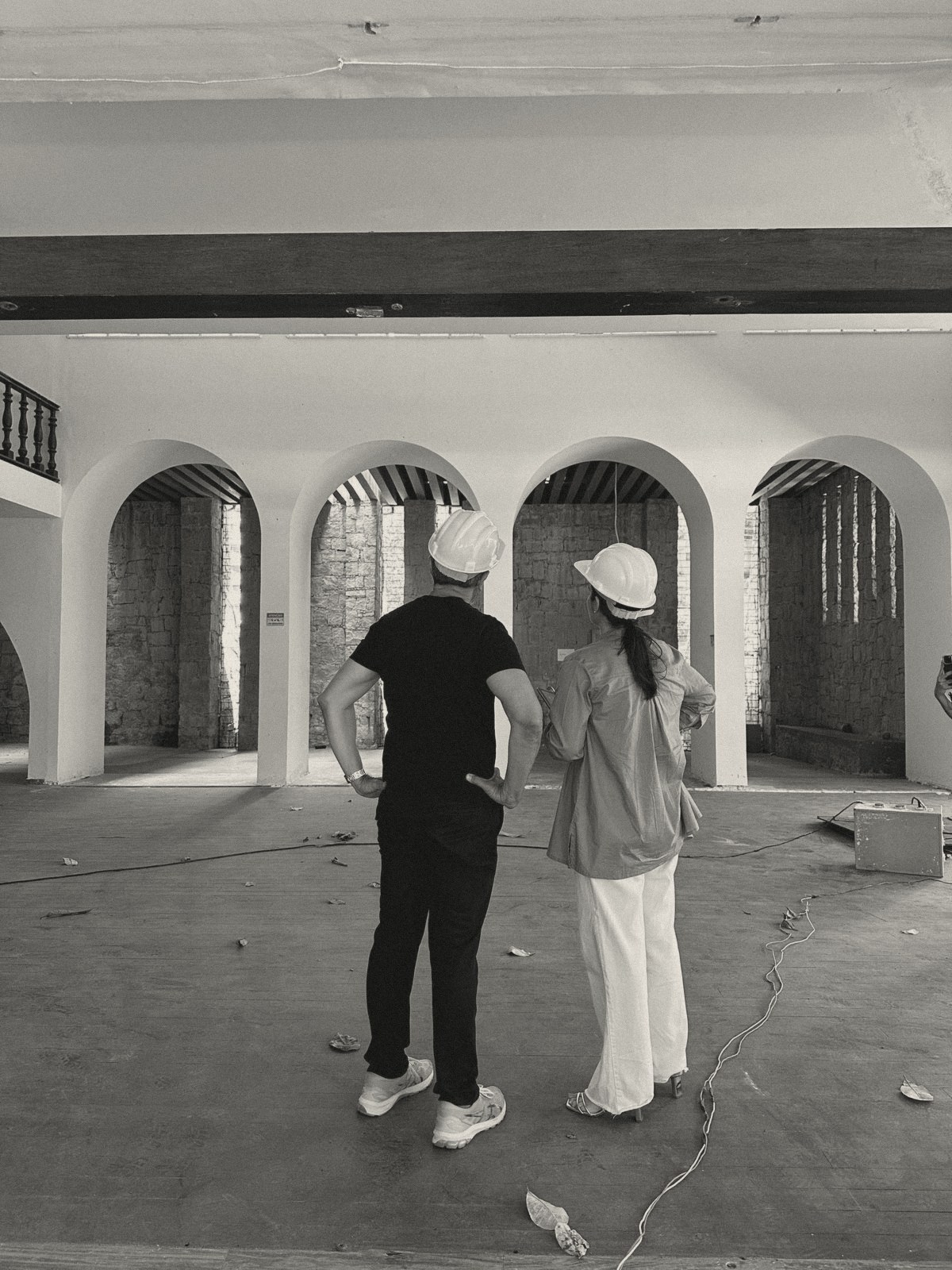 Présence sur chantier — arches romanes, héritage italien