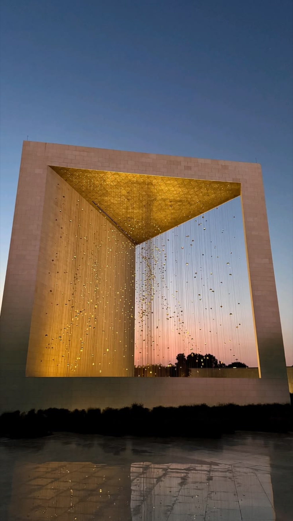 DIFC Gate, Dubai International Financial Centre au crépuscule